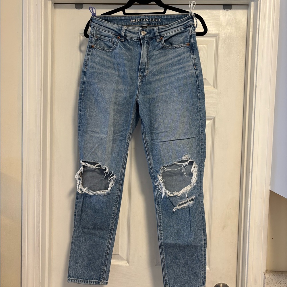 American Eagle Outfitters Women's Light Blue Distressed High-Rise Mom Jeans